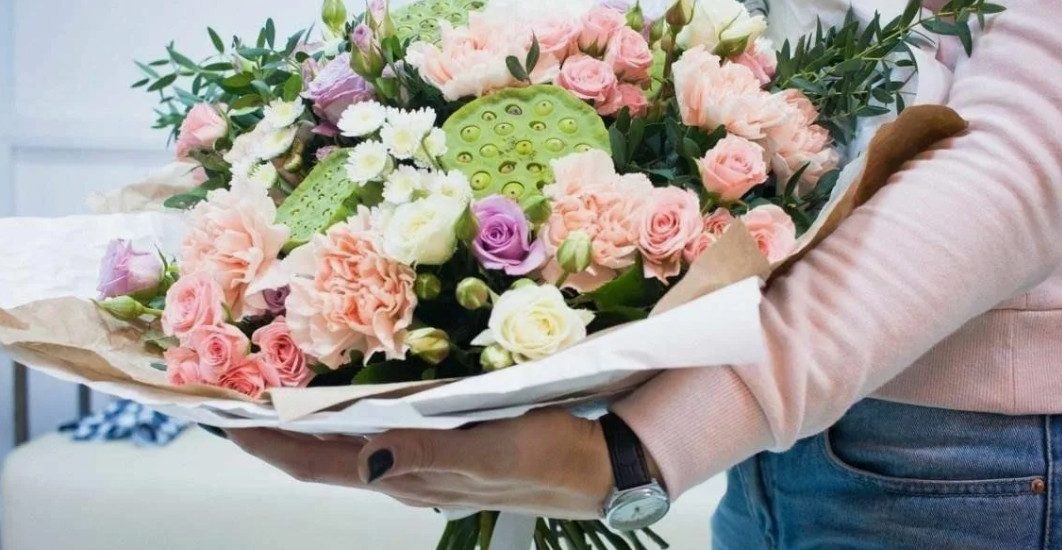 Моно-букеты на заказ: как оригинально подчеркнуть индивидуальность подарка через доставку цветов