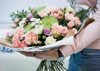 Моно-букеты на заказ: как оригинально подчеркнуть индивидуальность подарка через доставку цветов